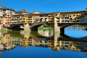 Florence, Italy Collection: Ponte Vecchio bridge and River Arno, Florence, Italy