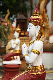 Praying statue at Wat Lam Chang Temple in Chiang Mai, Thailand Praying statue at Wat Lam Chang Temple in Chiang Mai, Thailand