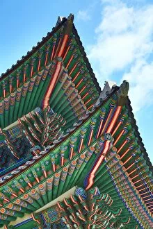 Images Dated 24th March 2016: Roof of Geunjeongjeon Hall Throne Room at Gyeongbokgung Palace in Seoul, Korea