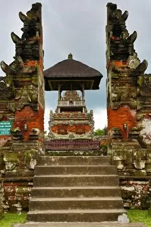 Images Dated 28th November 2013: Split gate at the Royal Temple of Mengwi, Pura Taman Ayun, Bali, Indonesia