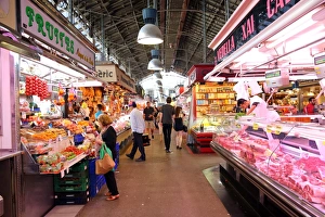 Stalls and fresh produce at La Boqueria market de St Josep, Barcelona, Spain
