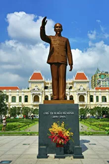 Vietnam Collection: Statue of Ho Chi Minh in front of the Saigon PeopleOs Committee Building, Ho Chi Minh City