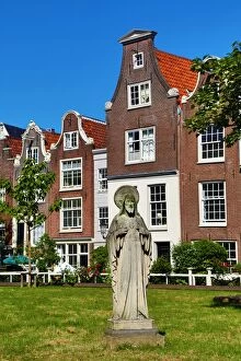 Images Dated 6th June 2016: Statue of Jesus Christ and traditional Dutch houses in Begijnhof in Amsterdam, Holland