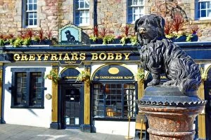 Images Dated 30th April 2016: Statue of the loyal Skye Terrier dog Greyfriars Bobby and pub of the same name in Edinburgh