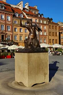 Warsaw, Poland Collection: Statue of Syrena the Mermaid in the Old Town Market Place in Warsaw, Poland