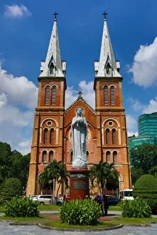 Vietnam Collection: Statue of the Virgin Mary at the Notre-Dame Cathedral Basilica of Saigon, Ho Chi Minh City (Saigon)