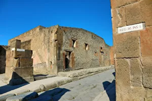 Pompeii, Italy Collection: Street and ruins of houses in the ancient Roman city of Pompeii, Italy