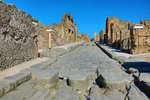 Pompeii, Italy Collection: Street and ruins of houses in the ancient Roman city of Pompeii, Italy
