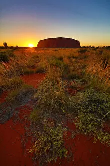 Images Dated 17th March 2018: Sunrise at Uluru, Ayers Rock, Uluru-Kata Tjuta National Park, Northern Territory