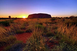 Images Dated 17th March 2018: Sunrise at Uluru, Ayers Rock, Uluru-Kata Tjuta Park, Australia