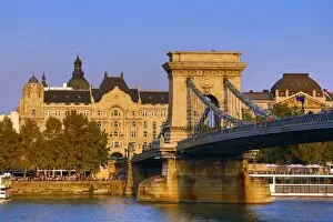 Images Dated 28th September 2017: The Szechenyi Chain Bridge over the River Danube in Budapest, Hungary