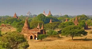 Images Dated 1st February 2016: Temples and pagodas on the Central Plain of Bagan, Myanmar (Burma)