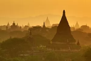 Images Dated 1st February 2016: Temples and pagodas at sunset on the Central Plain of Bagan, Myanmar (Burma)