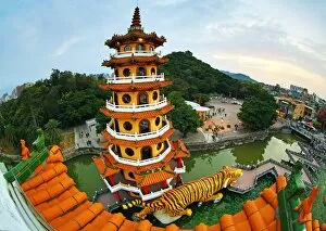 Images Dated 27th November 2015: Tiger Pagoda at sunset, Lotus Pond, Kaohsiung, Taiwan