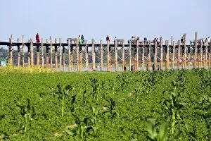 Images Dated 4th February 2016: The U Bein Bridge across the Taungthaman Lake in Amarapura, Mandalay, Myanmar (Burma)