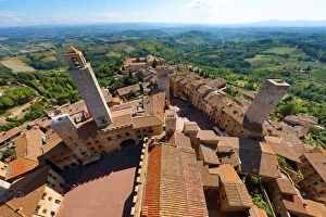 San Gimignano, Italy Collection: View over the rooftops of San Gimignano and Tuscan countryside