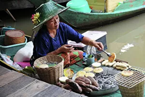 Images Dated 4th December 2012: Woman cooking on a Fast Food stall at Pattaya Floating Market in Pattaya, Thailand