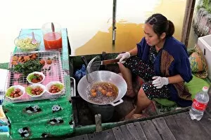 Images Dated 4th December 2012: Woman cooking on a Fast Food stall at Pattaya Floating Market in Pattaya, Thailand